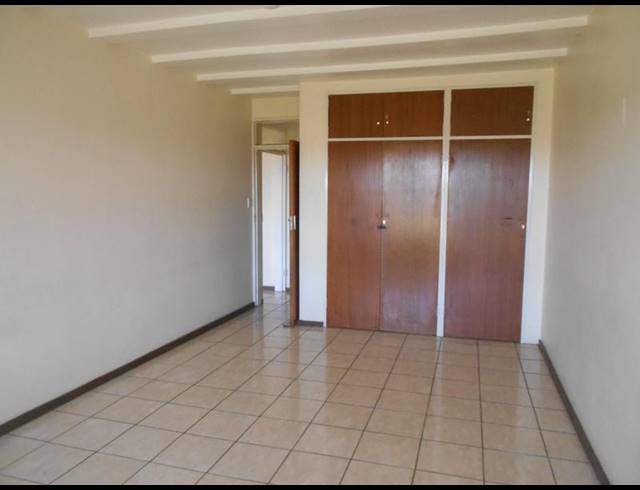 2 BEDROOM PROPERTY TO RENT IN KEMPTON PARK EXT 04
